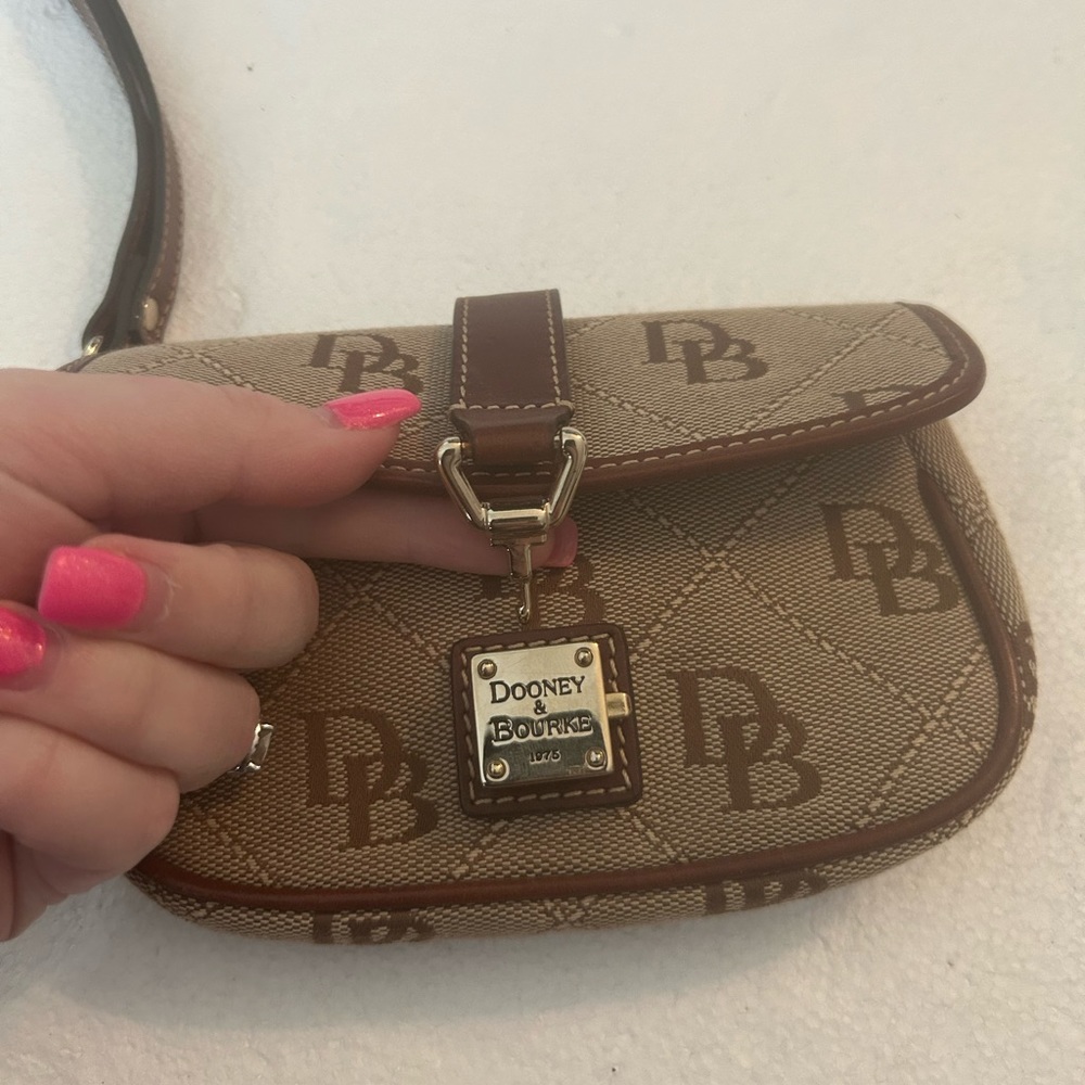 Dooney & Bourke light brown tan monogram wristlet gold front lock - Picture 7 of 8